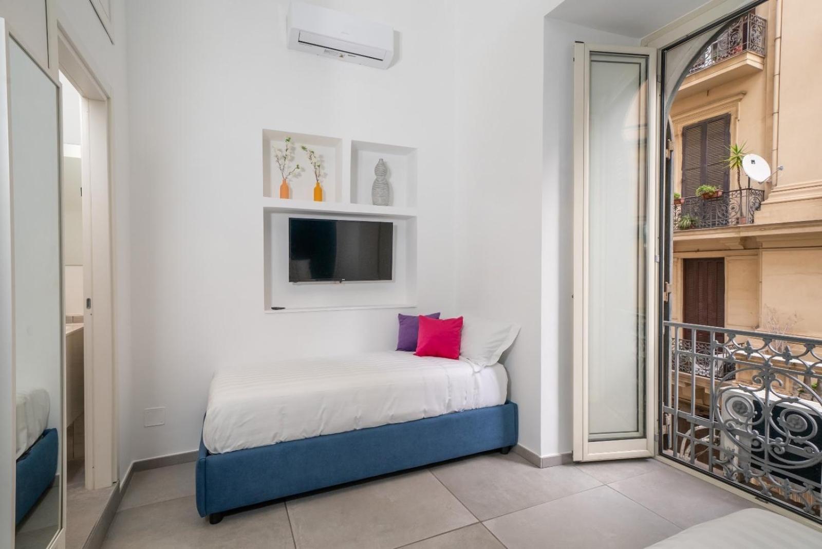 Bovio Boutique Studio Apartment Napoli Bagian luar foto